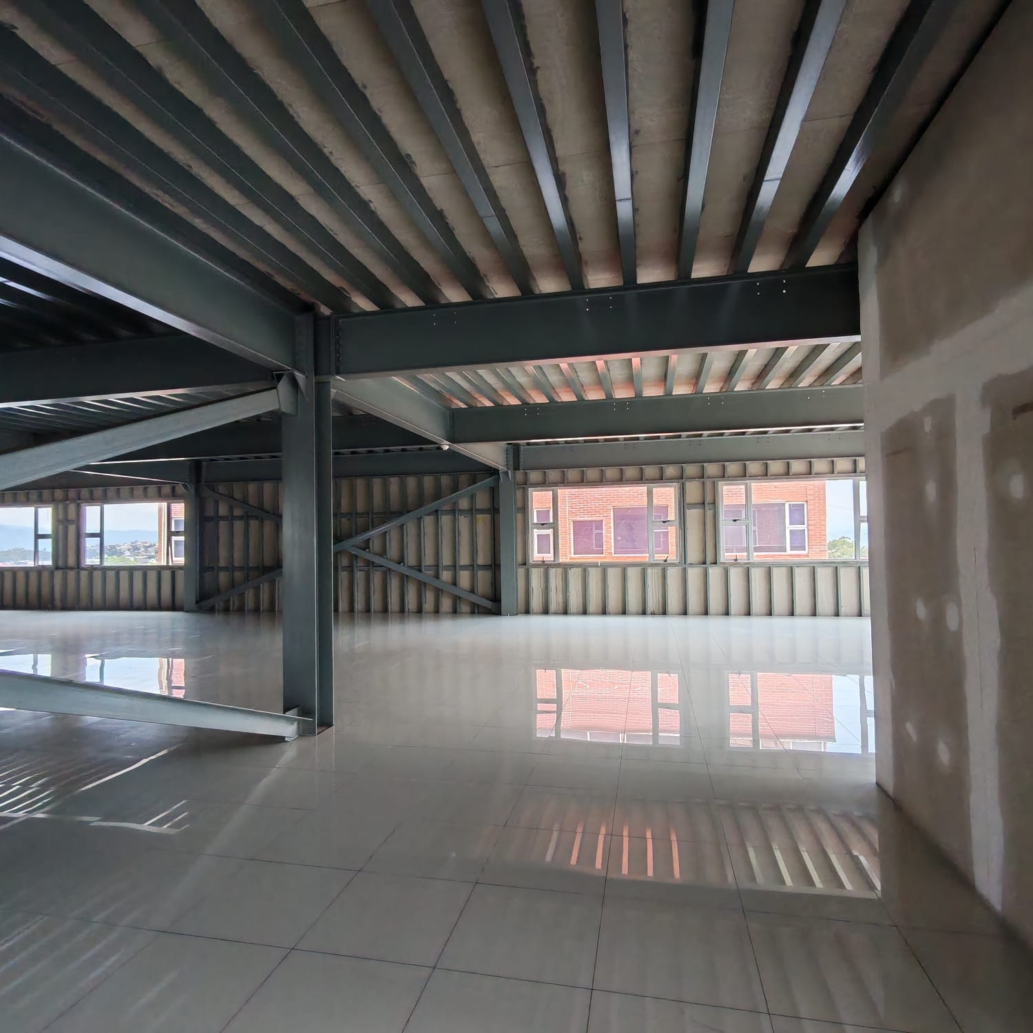 Rento Oficina Comercial en plaza Canadá zona 12