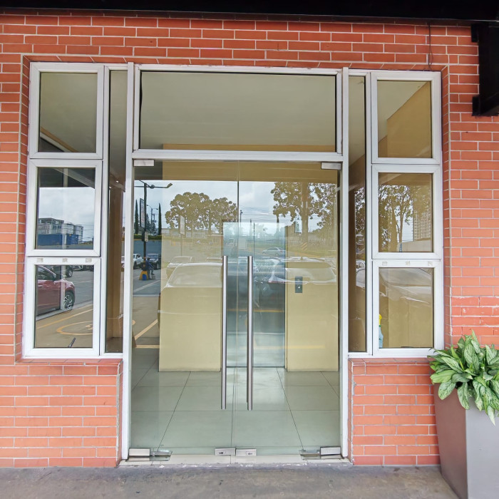 Rento Oficina Comercial zona 12 Plaza Canada - Image 5