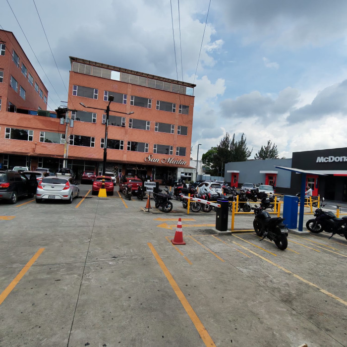 Rento Oficina Comercial en plaza Canadá zona 12 - Miniatura 24