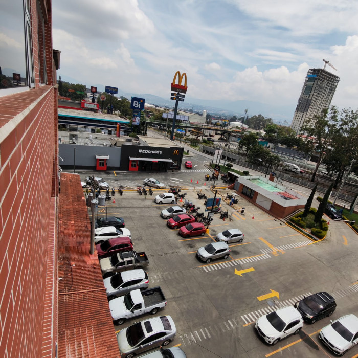 Rento Oficina Comercial en plaza Canadá zona 12 - Miniatura 17