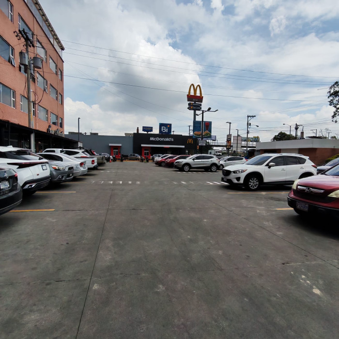 Rento Oficina Comercial zona 12 Plaza Canada - Miniatura 6